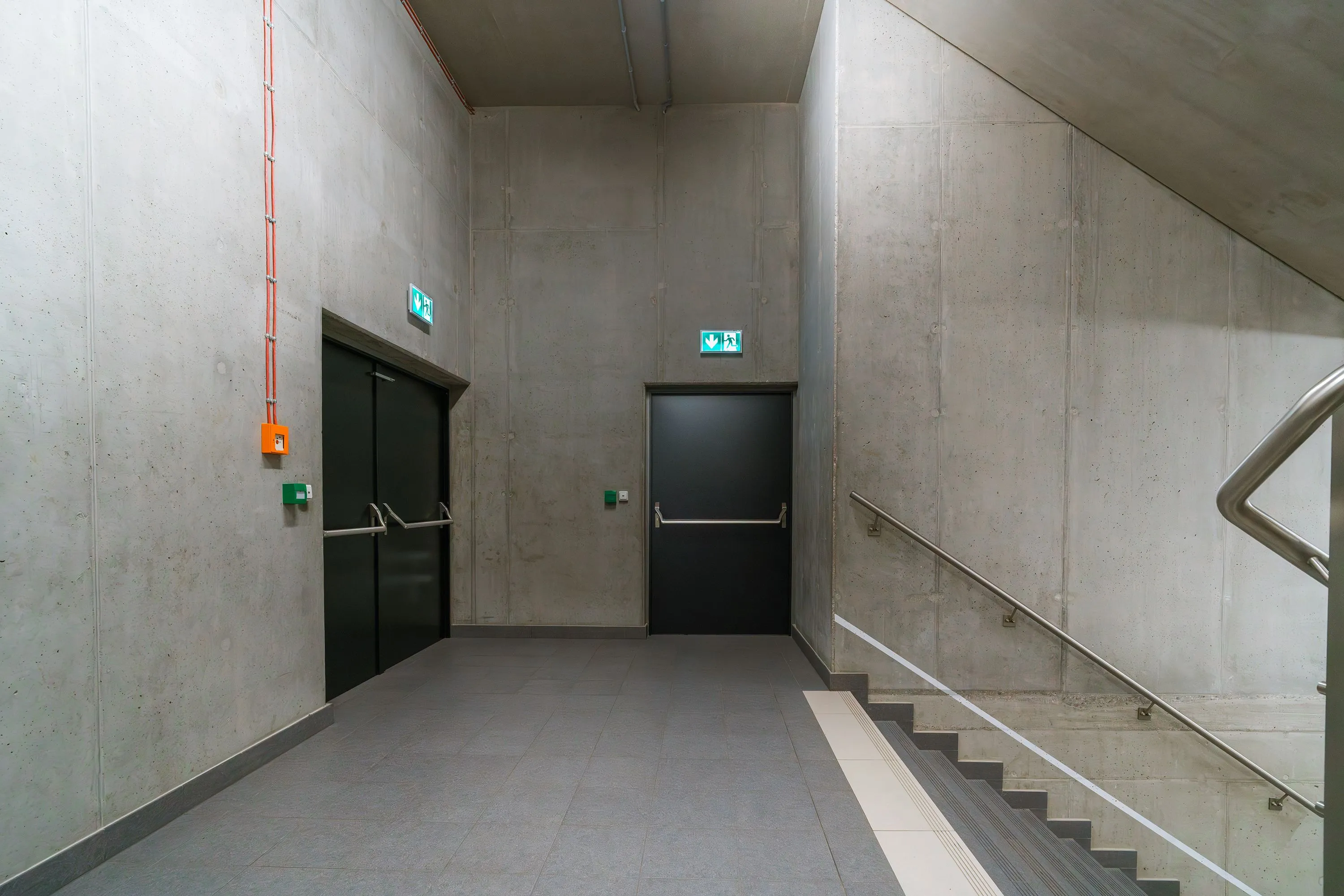 Brandschutztüren und Fluchtwegbeschilderung in einem Treppenhaus