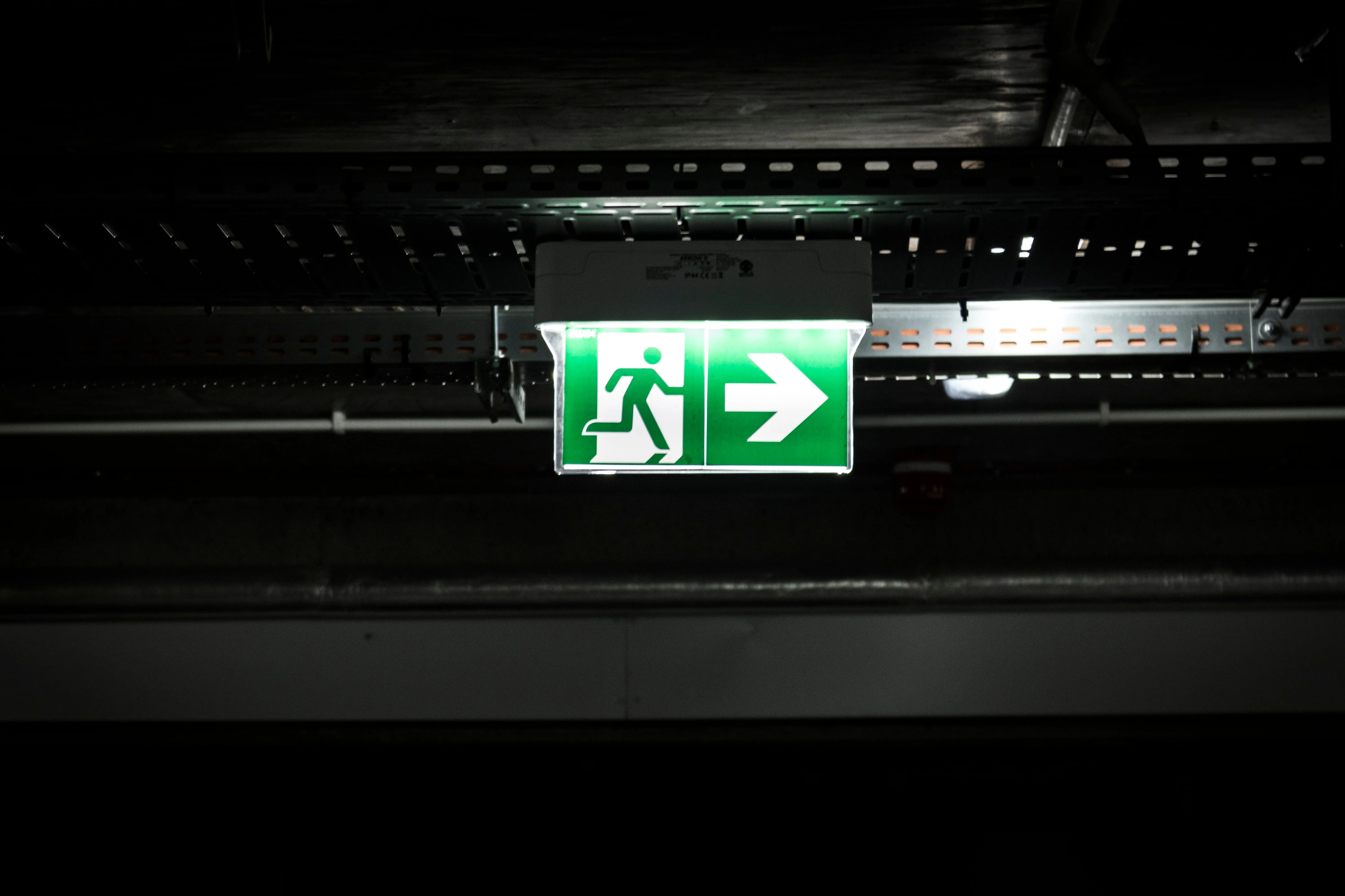 Beleuchtetes Fluchtwegschild in einem Technikraum
